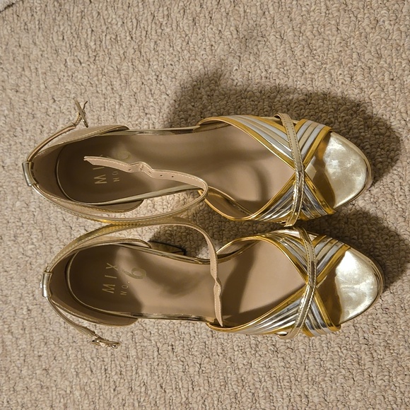 NWOB Mix No 6 gold/silver sandals - Picture 3 of 5